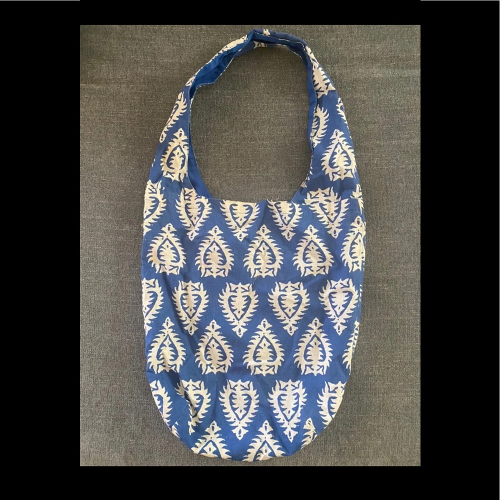 💙 Beautiful Blue & White Patterned Hobo Bag – One Thick Strap – Chic & Casual!